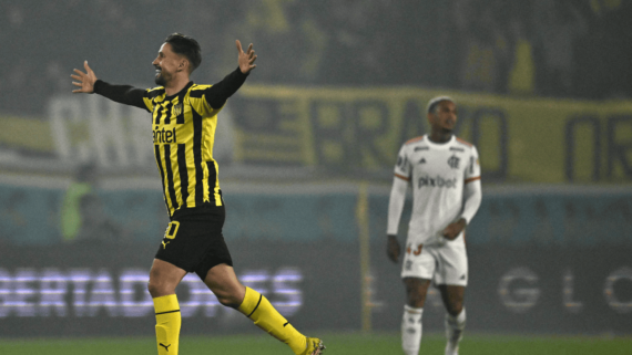 Jogador do Peñarol comemorando classificação à semi da Libertadores (foto: Eitan Abramovich/AFP)