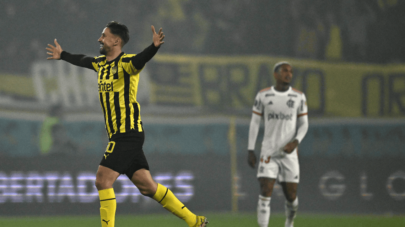 Jogador do Peñarol comemorando classificação à semi da Libertadores (foto: Eitan Abramovich/AFP)