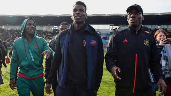 Paul Pogba ao lado dos irmãos Mathias Pogba (direita) e Florentin Pogba (esquerda) (foto: GUILLAUME SOUVANT/AFP)