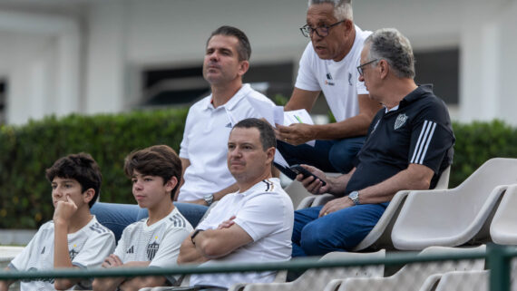 Rafael Menin (more in the picture) during Atlético's training in the Cidade do Galo (21/9) (Photo: Pedro Souza/Atlético)