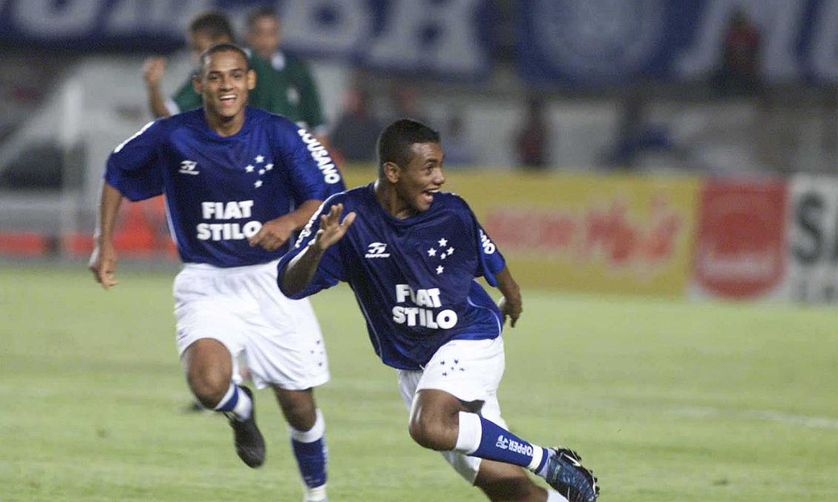 Recife comemora gol de cobertura em Cruzeiro x Goiás pela Copa do Brasil 2003 - (foto: Jorge Gontijo/Estado de Minas)