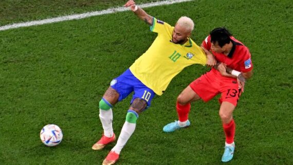 Son Jun-ho e Neymar (foto: Antonin THUILLIER / AFP)