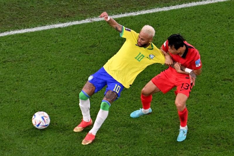 Son Jun-ho e Neymar (foto: Antonin THUILLIER / AFP)