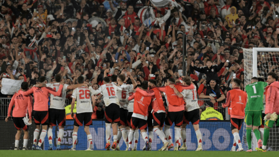 Jogadores do River Plate comemoram classificação às semifinais da Libertadores, fase em que enfrentarão o Atlético (foto: Juan Mabromata/AFP)