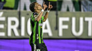 Rodriguinho, do América, ergue as mãos para o céu (foto: Mourão Panda/América)