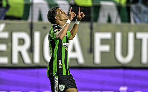 Rodriguinho, do América, ergue as mãos para o céu (foto: Mourão Panda/América)