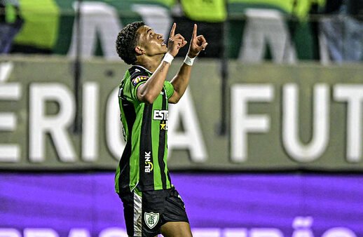 Rodriguinho, do América, ergue as mãos para o céu (foto: Mourão Panda/América)