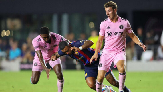 Romeo Beckham, à direita, em ação pelo Inter Miami durante amistoso contra o Barcelona em 2022 (foto: Michael Reaves/AFP)