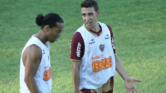 Ronaldinho e Fillipe Soutto durante treino do Atlético na Cidade do Galo, em 2012 (foto: Rodrigo Clemente/EM)