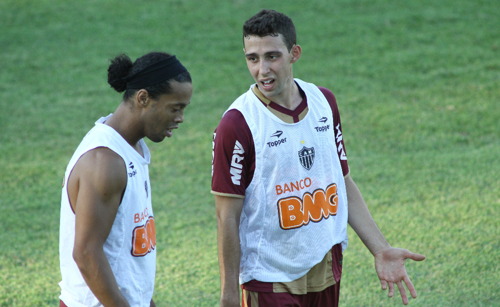 Ronaldinho e Fillipe Soutto durante treino do Atlético na Cidade do Galo, em 2012 - (foto: Rodrigo Clemente/EM)