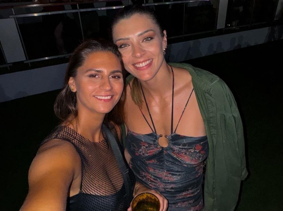 Rosamaria ao lado da namorada Cristal (foto: Reprodução/Instagram)