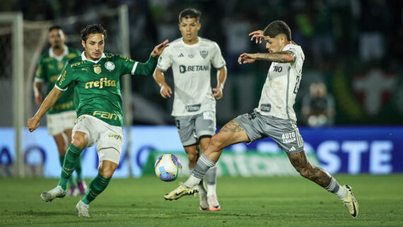 Rubens, lateral-esquerdo do Atlético, disputa bola com Raphael Veiga, meia do Palmeiras (foto: Pedro Souza/Atlético)