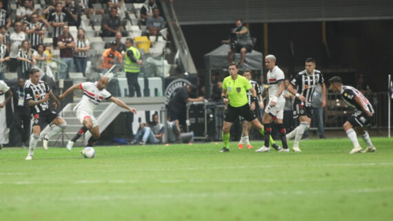 Saravia (à esquerda) em ação pelo Atlético diante do São Paulo na Copa do Brasil (foto: Edésio Ferreira/EM/D.A Press)