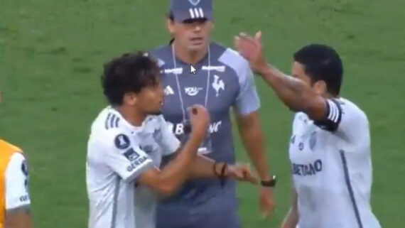 Scarpa e Hulk discutiram na saída para o intervalo em Fluminense x Atlético (foto: Reprodução)