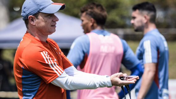 Fernando Seabra, técnico do Cruzeiro, em treino antes do jogo contra o Libertad (foto:  Gustavo Aleixo/Cruzeiro)