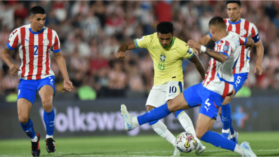 Jogadores de Paraguai e Brasil (foto: Jose Bogado/AFP)