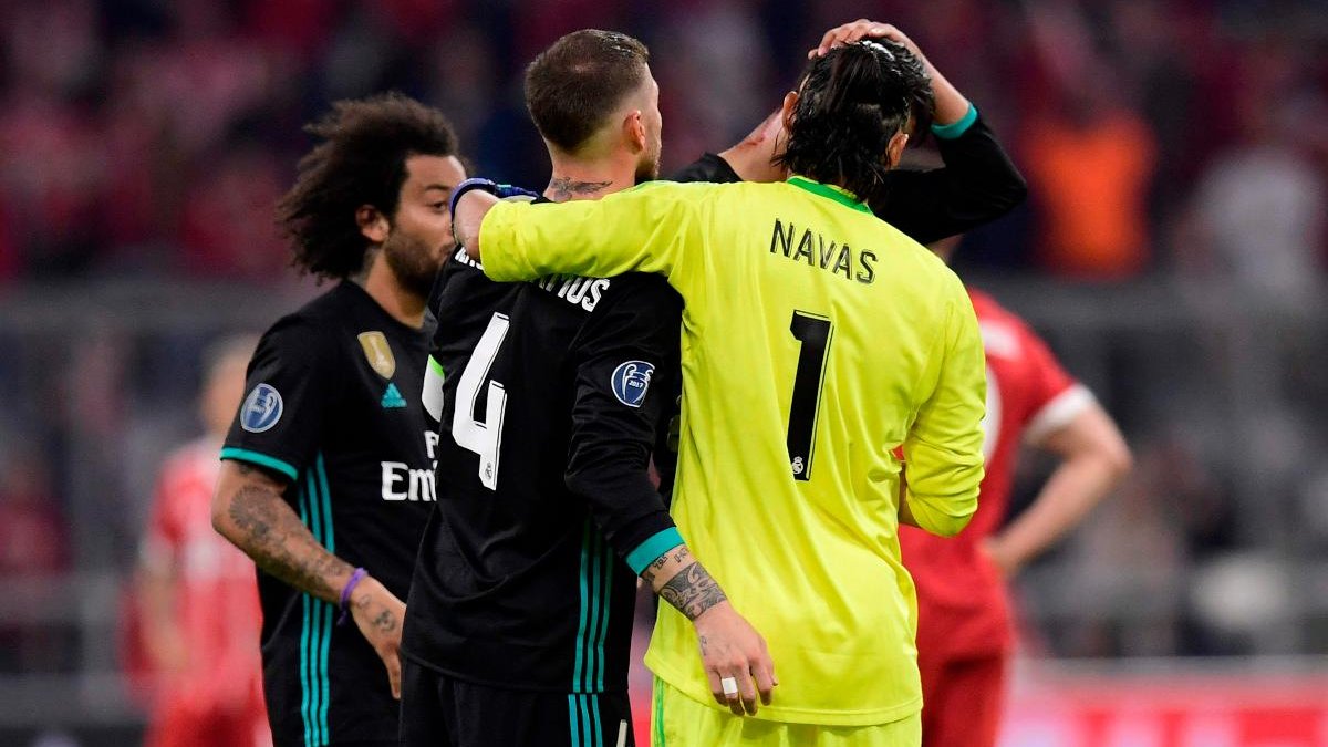 O zagueiro Sérgio Ramos (esquerda0 e o goleiro Keylor Navas (direita) são alguns dos jogadores famosos livres no mercado (foto: Javier Soriano/AFP)