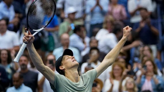 Sinner ergue os braços comemorando (foto: Timothy A. Clary/AFP)