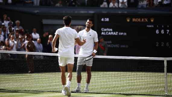 Tenistas Alcaraz e Djokovic (foto: Henry Nicholls/AFP)