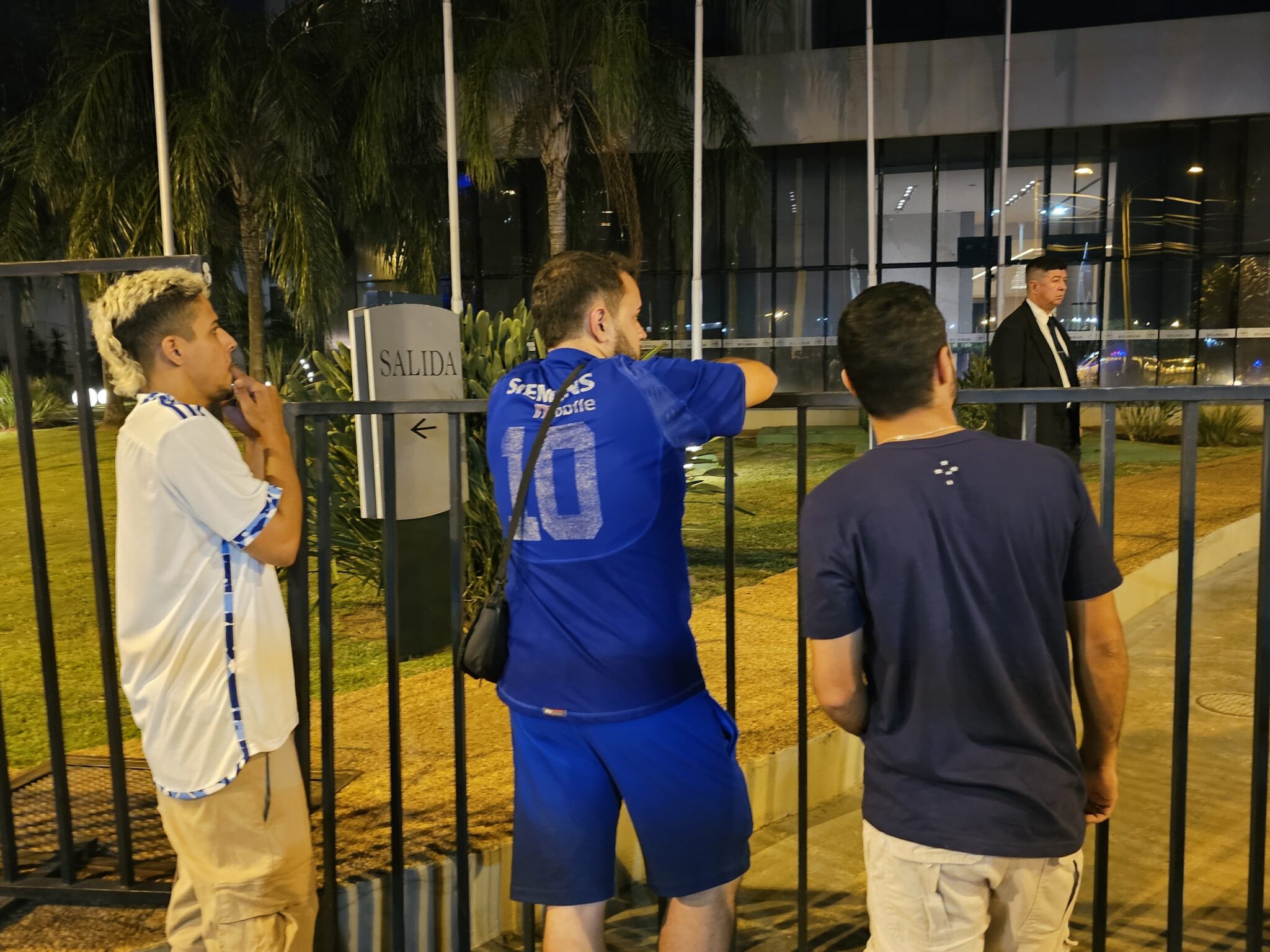 Torcedores do Cruzeiro foram ao hotel receber os jogadores, mas não tiveram contato com eles - (foto: João Victor Pena/No Ataque)