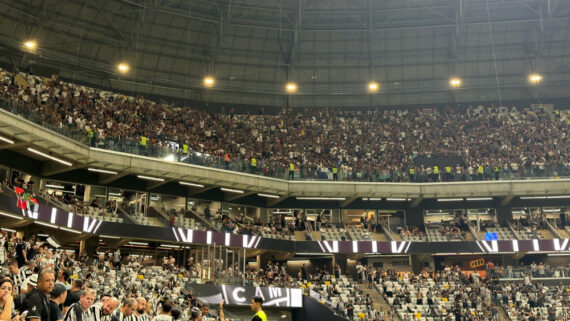 Torcedores do Fluminense no setor visitante da Arena MRV (foto: Divulgação/BlueSky/Fluminense)