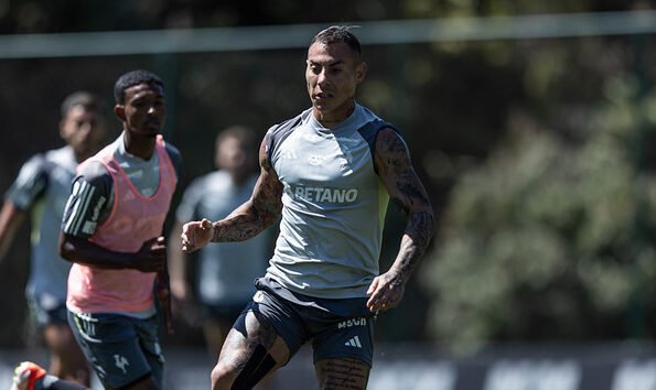 Eduardo Vargas em ação em treino do Atlético (foto: Pedro Souza/Atlético)