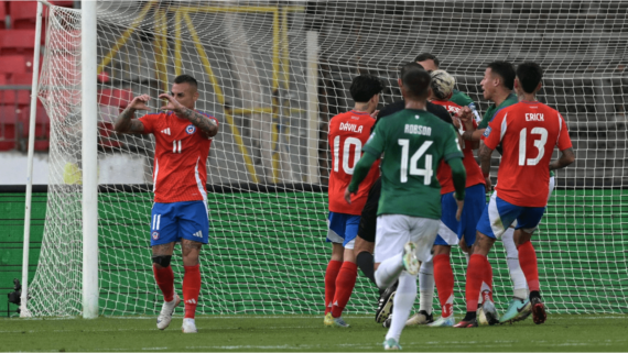 Vargas, do Atlético, comemorando gol pelo Chile diante da Bolívia (foto: Rodrigo Arangua/AFP)