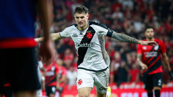 Pablo Vegetti comemorando gol (foto: Matheus Lima / Vasco)