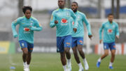 Endrick e Vinícius Junior correm no campo (foto: Rafael Ribeiro/CBF)