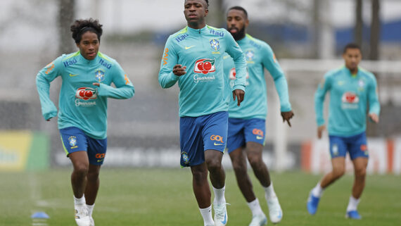 Endrick e Vinícius Junior correm no campo (foto: Rafael Ribeiro/CBF)