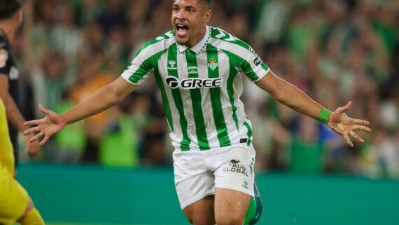 vitor roque comemorando gol (foto: Divulgação / Betis)