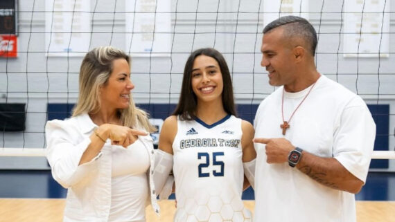 Vitoria Belfort ao lado dos pais, Joana Prado e Vitor Belfort (foto: Divulgação/ GT Volleyball)