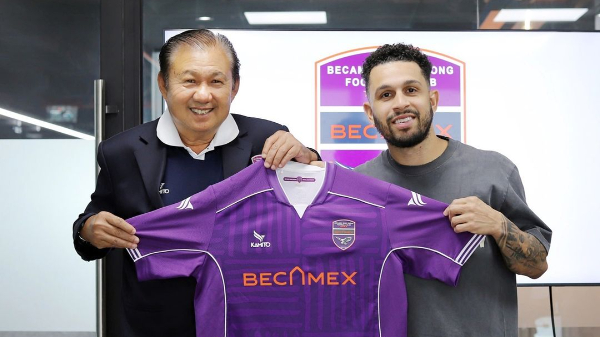 Ex-meia do Cruzeiro, Wellington Nem posa com a camisa do Becamex Binh Duong, do Vietnã - (foto: Divulgação/Becamex Binh Duong)