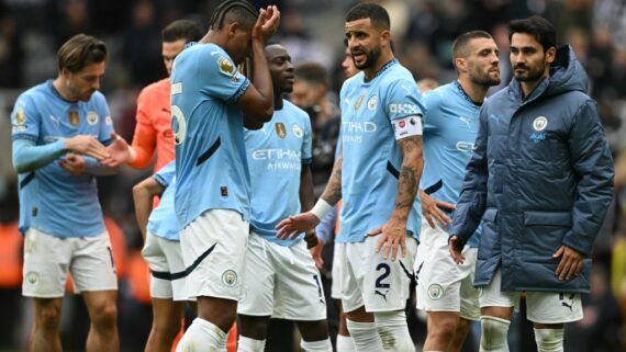 Manchester City está na segunda colocação da Premier League (foto: Oli SCARFF / AFP)