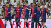 Jogadores do Barcelona comemoram gol em vitória por 4 a 0 sobre o Real Madrid, no Bernabéu (foto: Pierre-Philippe MARCOU / AFP)