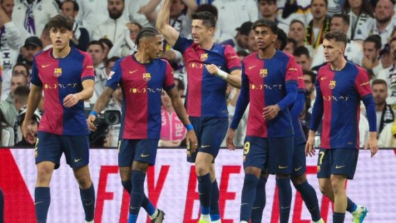 Jogadores do Barcelona comemoram gol em vitória por 4 a 0 sobre o Real Madrid, no Bernabéu (foto: Pierre-Philippe MARCOU / AFP)