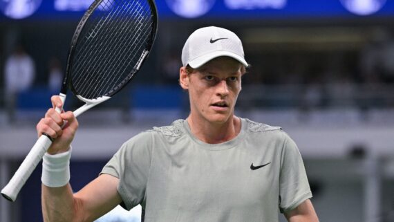 Em junho deste ano, Jannik Sinner se tornou o primeiro italiano a atingir o número 1 no ranking da ATP (foto: HECTOR RETAMAL / AFP)