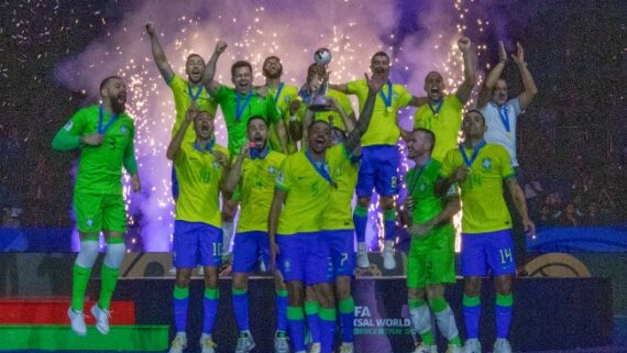 Seleção Brasileira comemora o hexa da Copa do Mundo de Futsal (foto: Leto Ribas/CBF)