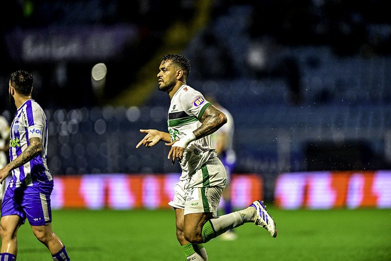 Brenner fez segundo gol do América no empate por 2 a 2 com o Avaí (foto: Mourão Panda/América)