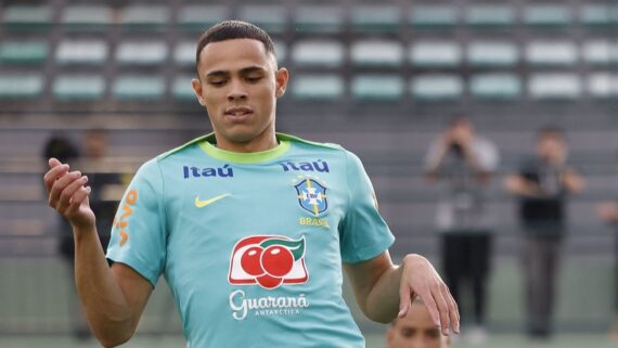 Vanderson em treino pela Seleção Brasileira (foto: Rafael Ribeiro/CBF)