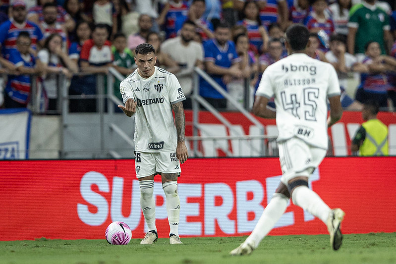 Saravia pede opção de passe durante duelo entre Fortaleza e Atlético - (foto: Pedro Souza/Atlético)