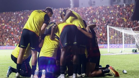 Jogadores do Sport comemoram gol em vitória por 4 a 0 sobre o Guarani, na Ilha do Retiro (foto: Paulo Paiva/ Sport Recife)