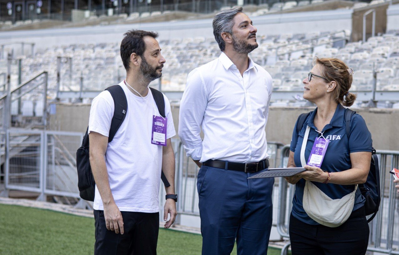 Especialistas da Fifa conversam com diretor do Mineirão, Samuel Lloyd (foto: Cris Mattos/FMF)