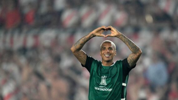 Deyverson comemora classificação para a final da Libertadores com a torcida do Atlético (foto: JUAN MABROMATA / AFP)