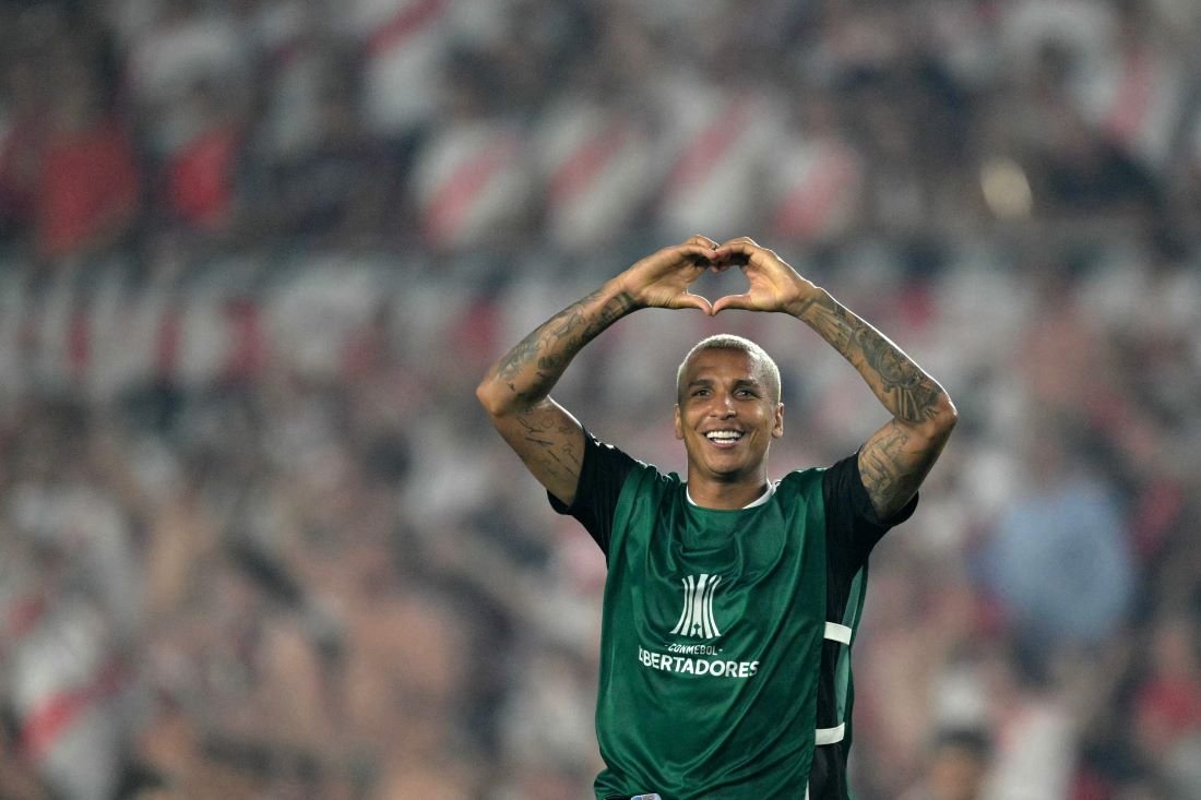 Deyverson comemora classificação para a final da Libertadores com a torcida do Atlético (foto: JUAN MABROMATA / AFP)