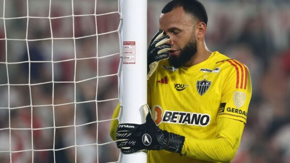 Goleiro do Atlético, Everson foi eleito melhor da partida no empate por 0 a 0 com o River Plate (foto: ALEJANDRO PAGNI / AFP)