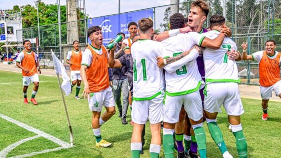 Comemoração de um dos gols do América na final do Mineiro Sub-20 (foto: Mourão Panda/América)