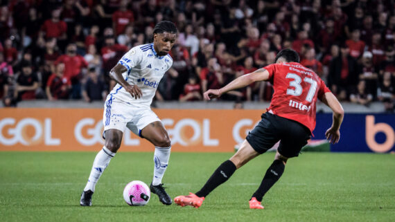 Wesley Gasolina em lance contra o Athletico-PR (foto: Gustavo Aleixo/Cruzeiro)