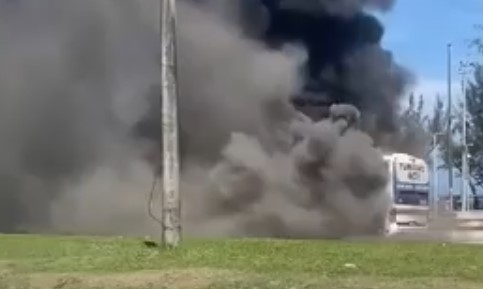 Ônibus pegando fogo no Recreio, Rio de Janeiro (foto: Reprodução)