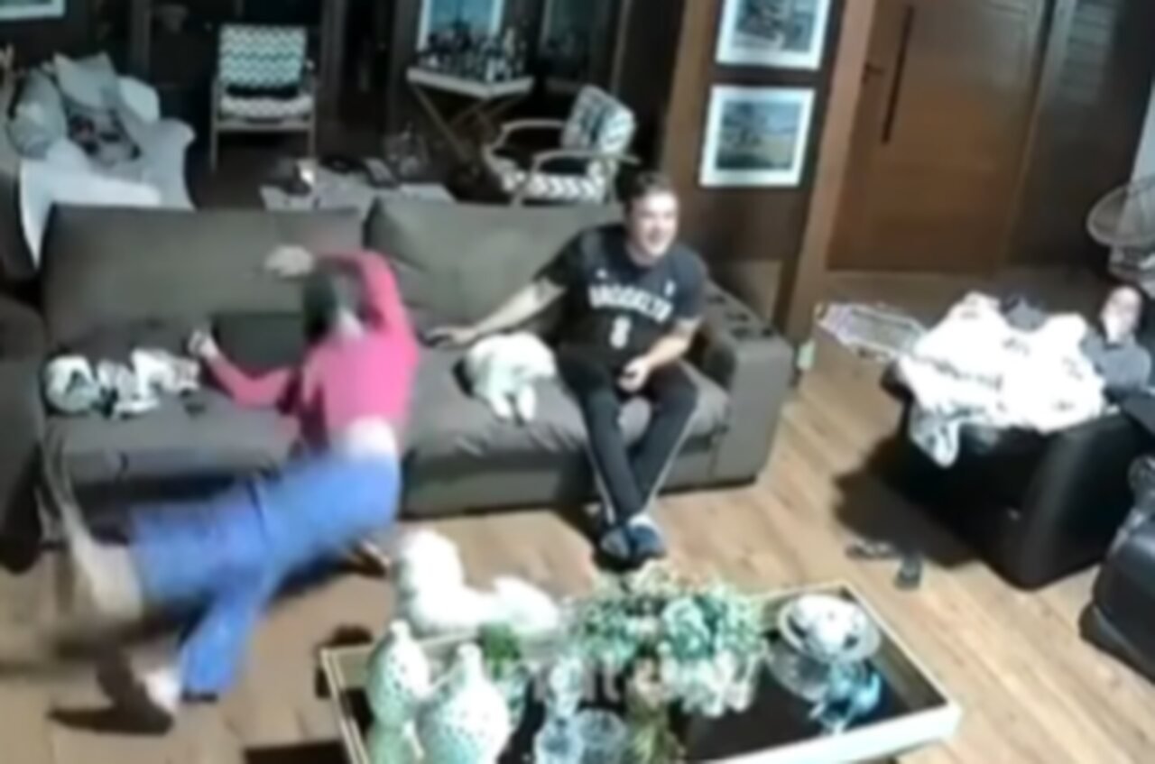 Atleticana Giulia Araújo desmaiou após o primeiro gol de Deyverson contra o River Plate (foto: Reprodução)